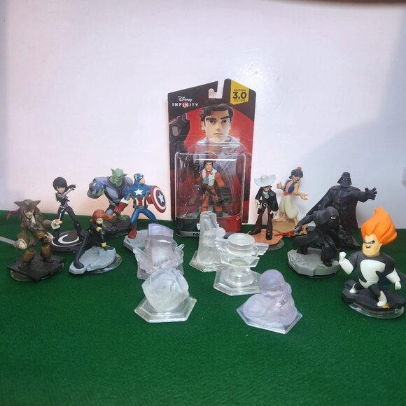 Disney Infinity Lot of 16 Figurines and Crystals 2.0 and 3.0 Various - Picture 1 of 16